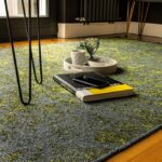 Zelený kusový koberec jako ikona domácnosti