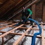 Jak vybrat mezi foukanou a stříkanou izolací bez zbytečných chyb?